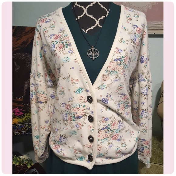 Chaus Sweaters - Chaus Sport vintage oversized floral cardigan